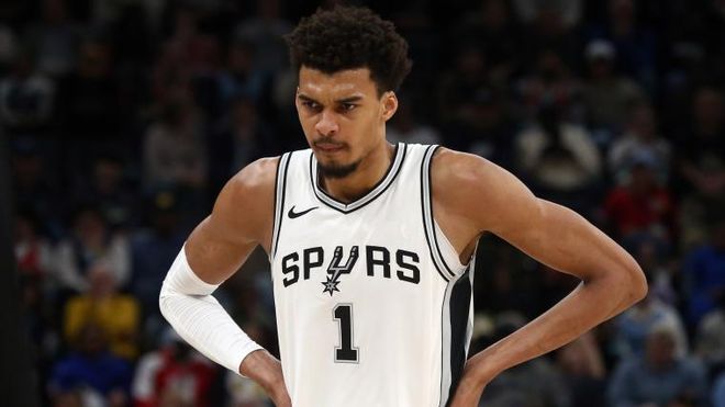 德甲生涯第10次戴帽，凯恩赛后将比赛用球带走收藏（凯恩德甲生涯第10次上演帽子戏法，赛后将比赛用球带回珍藏）