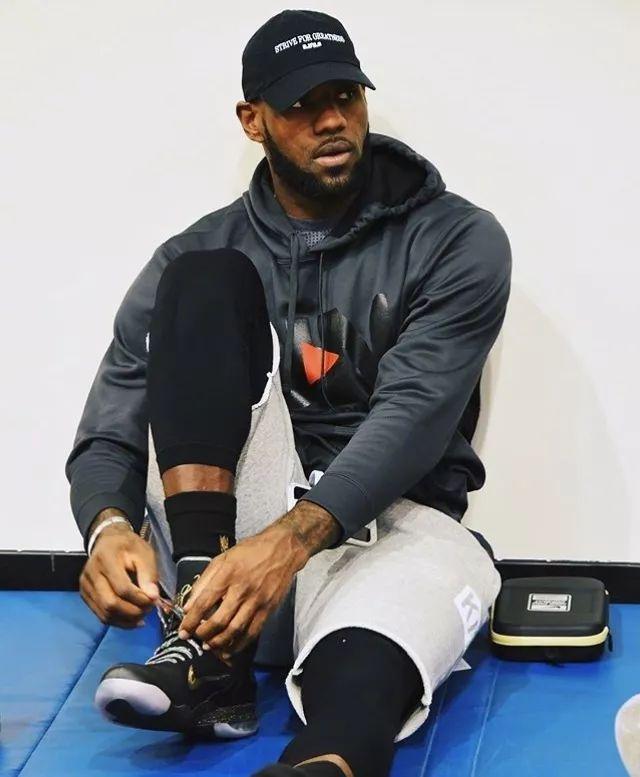 热议成都平广岛：联赛亚冠都蛮硬；租德尔加多需下载反诈app（成都战平广岛引热议：联赛亚冠硬仗不断，德尔加多租借需安装反诈APP）