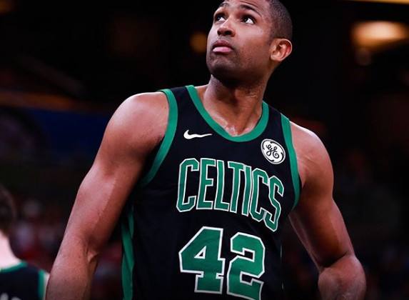 阿奇姆彭遭成都球迷种族歧视，队长王上源发文声援（阿奇姆彭遭遇成都球迷种族歧视，队长王上源公开声援）