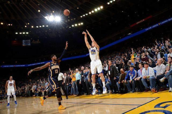 巴媒：内马尔左膝疼痛，或将缺席桑托斯的下一场比赛（据巴媒报道，内马尔左膝不适，可能缺席桑托斯下轮比赛）