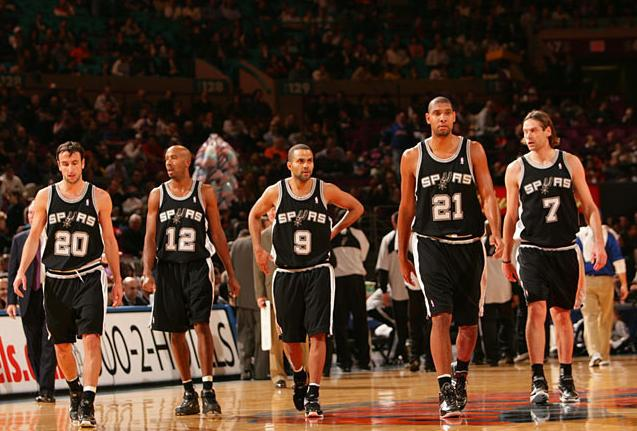 足球国足后防稳固，连续三场零封对手（国足筑牢后防，连续三战零封）